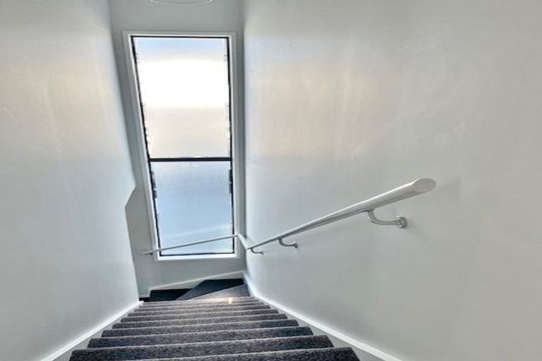 Photo of property in 16a Woodall Place, Totara Vale, Auckland, 0627