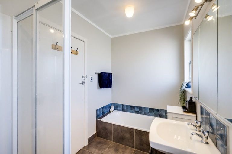 Photo of property in 43 Neeve Road, Taradale, Napier, 4112