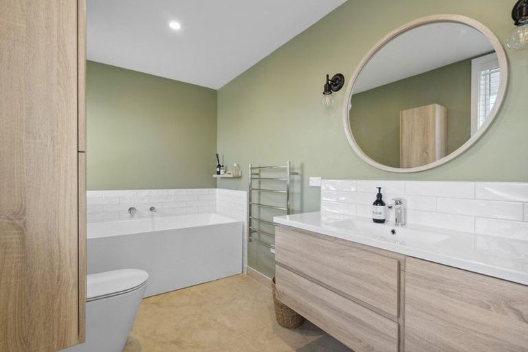 Photo of property in 53 Seaview Road, Paremata, Porirua, 5024