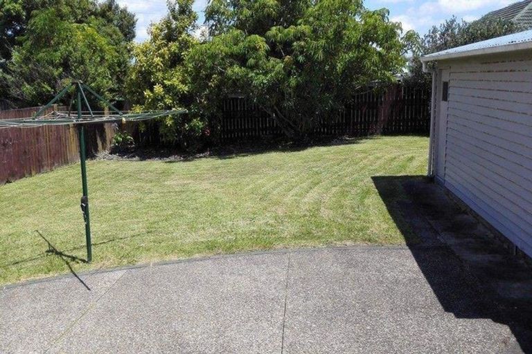 Photo of property in 77 Dale Crescent, Pakuranga, Auckland, 2010