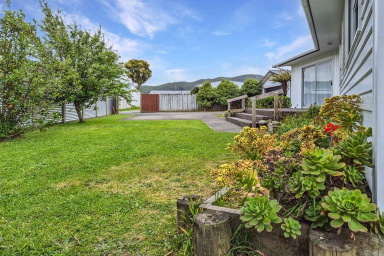 Photo of property in 32 Matthews Road, Wainuiomata, Lower Hutt, 5014