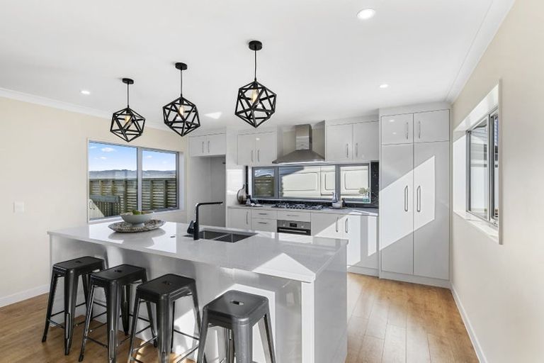 Photo of property in 4 Poto Road, Normandale, Lower Hutt, 5010