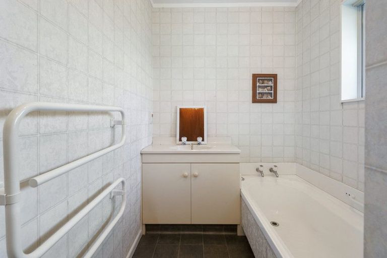 Photo of property in 1b Hendon Place, West End, Palmerston North, 4412