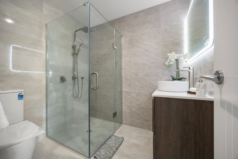 Photo of property in 1/31 Akoranga Drive, Northcote, Auckland, 0627