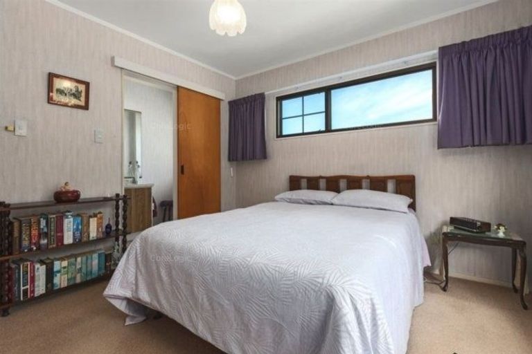 Photo of property in 2 Saint Aidans Way, Tawa, Wellington, 5028