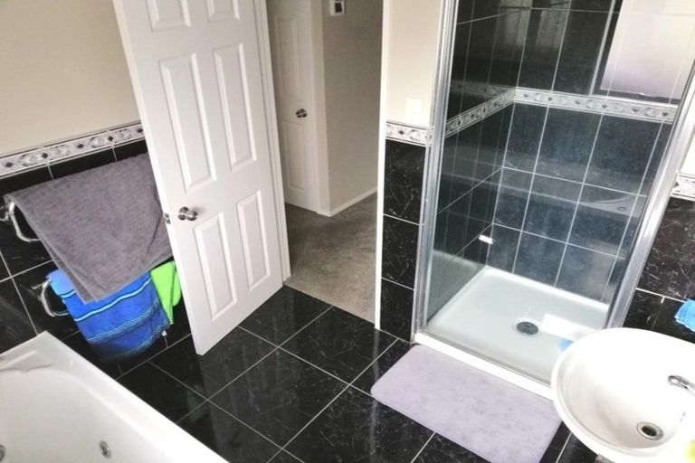 Photo of property in 21 Chadlington Avenue, Henderson, Auckland, 0612