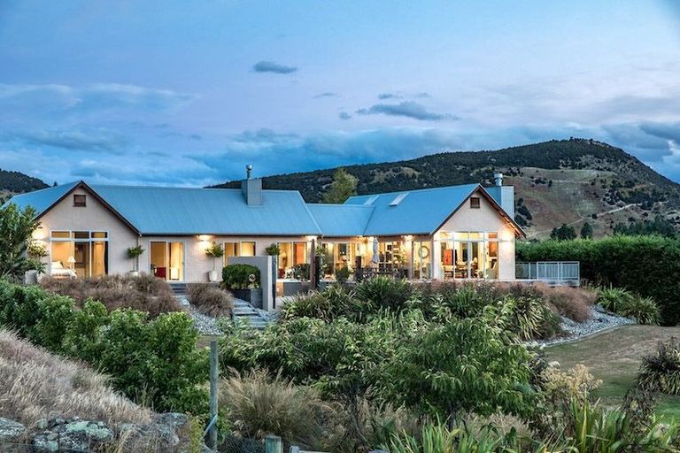 Photo of property in 1 Peak View Ridge, Wanaka, 9305