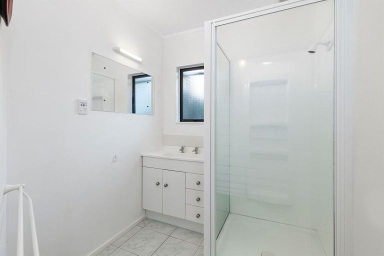 Photo of property in 2/4 Danbury Drive, Torbay, Auckland, 0630