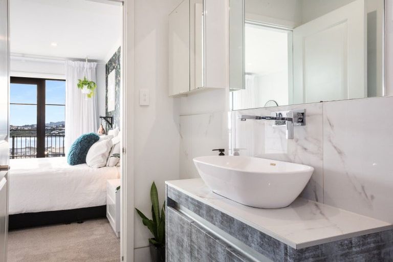 Photo of property in 88 Queen Charlotte Drive, Aotea, Porirua, 5024