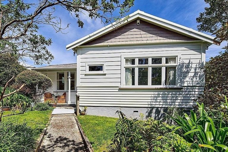 Photo of property in 5 Harbour View Road, Northland, Wellington, 6012