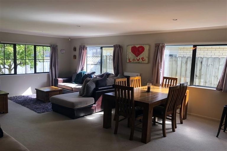 Photo of property in 12 Peachstone Lane, Henderson, Auckland, 0612