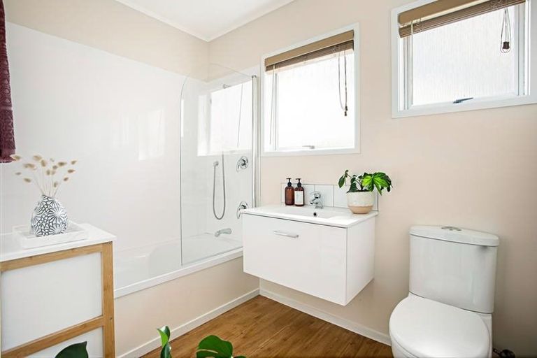 Photo of property in 1 Brunner Road, Glen Eden, Auckland, 0602