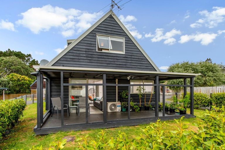 Photo of property in 13 Caspian Close, New Lynn, Auckland, 0600
