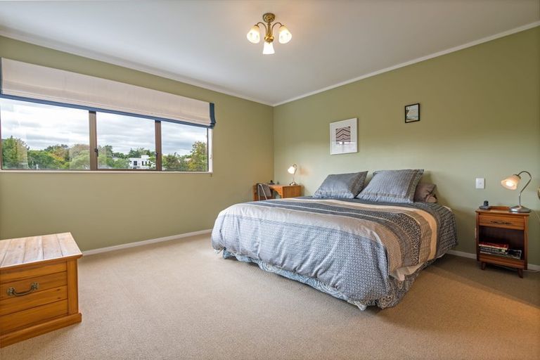 Photo of property in 32 Springdale Grove, Fitzherbert, Palmerston North, 4410