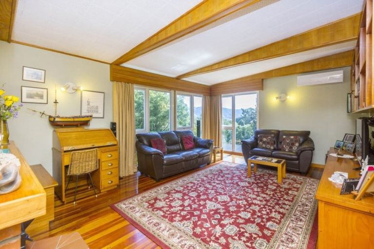 Photo of property in 135 Pinehaven Road, Pinehaven, Upper Hutt, 5019