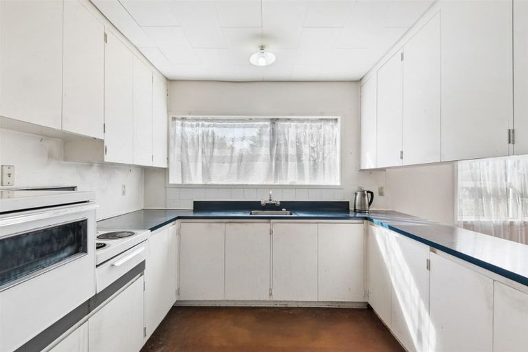 Photo of property in 21 Holdaway Avenue, Northcote, Auckland, 0627