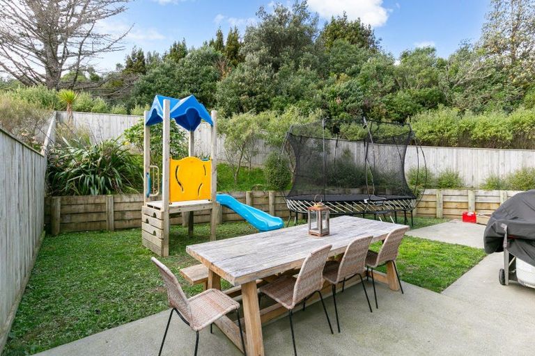 Photo of property in 2 Brindle Way, Newlands, Wellington, 6037