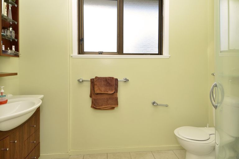 Photo of property in 1 Sullivan Avenue, Mangere Bridge, Auckland, 2022