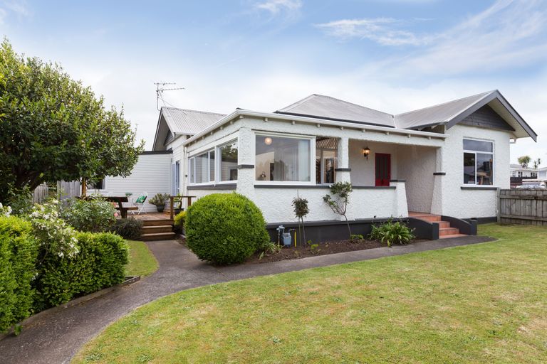 Photo of property in 25 Mangorei Road, Strandon, New Plymouth, 4312