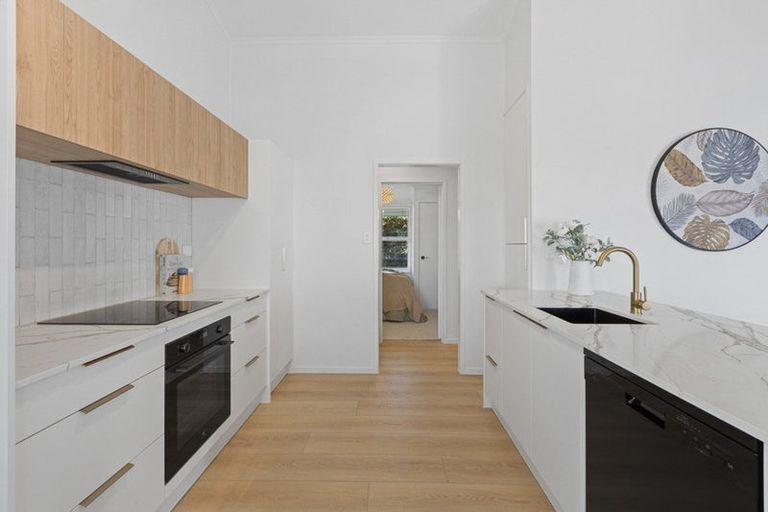 Photo of property in 3/50 Old Lake Road, Narrow Neck, Auckland, 0624