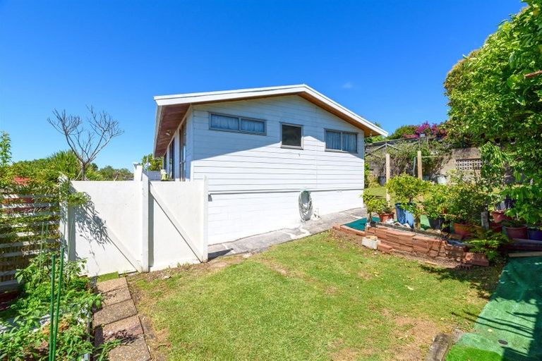 Photo of property in 20 Felgrove Street, Glendene, Auckland, 0602