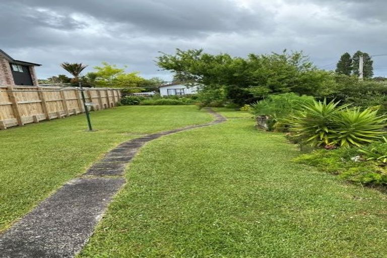 Photo of property in 135 View Road, Sunnyvale, Auckland, 0612