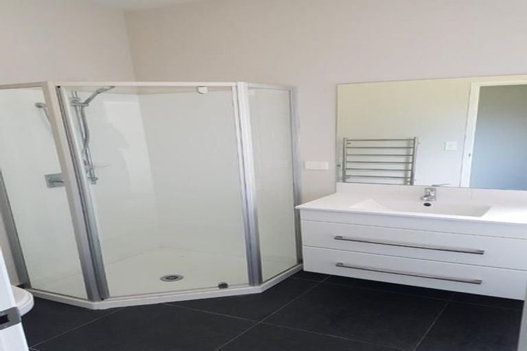 Photo of property in 28 Wautaiti Drive, Riverhead, 0820