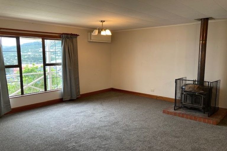 Photo of property in 10 Grumman Lane, Newlands, Wellington, 6037