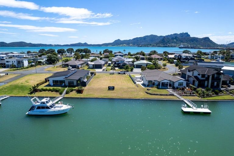 Photo of property in 16 Finch Street, One Tree Point, 0118