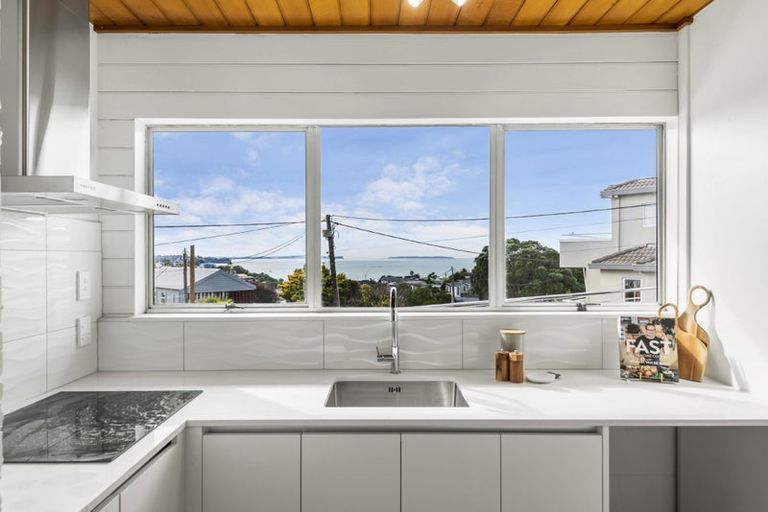 Photo of property in 1/3 Garadice Road, Rothesay Bay, Auckland, 0630
