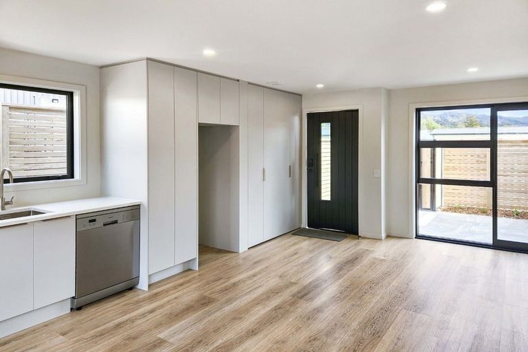 Photo of property in 6/7 Wainuiomata Road, Wainuiomata, Lower Hutt, 5014