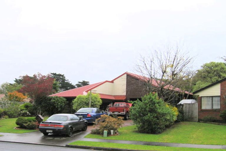 Photo of property in 9 Pinewood Grove, Botany Downs, Auckland, 2010