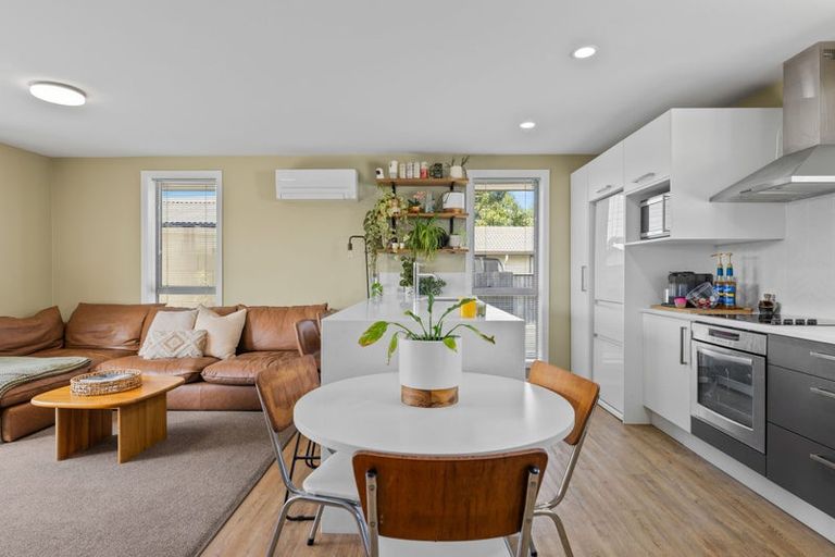 Photo of property in 2/126a Middlepark Road, Sockburn, Christchurch, 8042