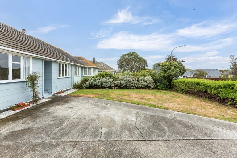 Photo of property in 15 Kapiti Crescent, Titahi Bay, Porirua, 5022