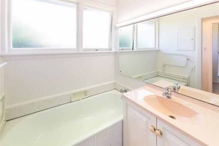 Photo of property in 25 Rosedale Place, Avonhead, Christchurch, 8042