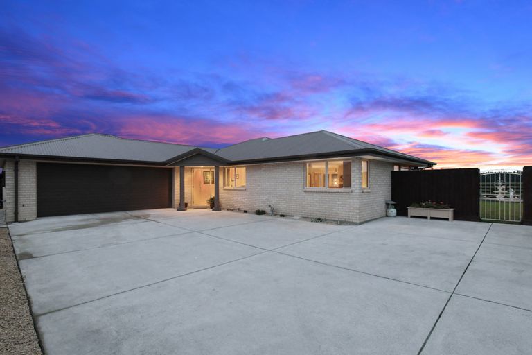 Photo of property in 11 Walnut Way, Rangiora, 7400