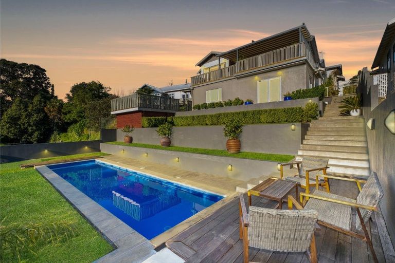 Photo of property in 11 Lawrence Road, Hospital Hill, Napier, 4110