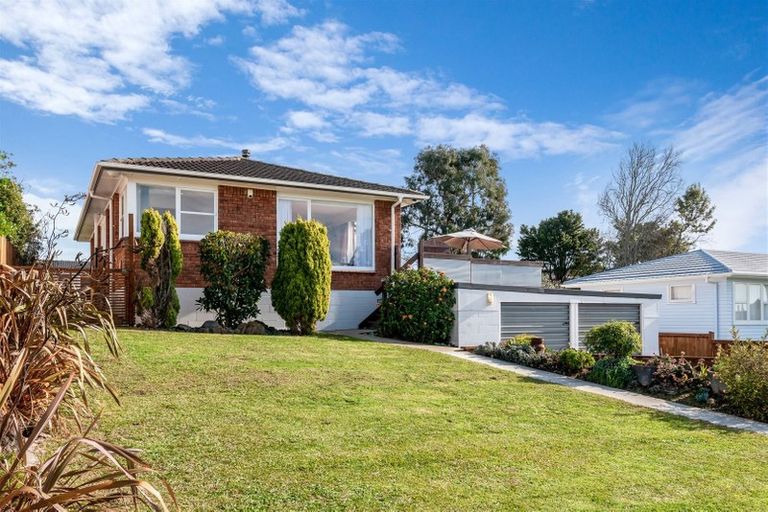 Photo of property in 25 Borrowdace Avenue, Botany Downs, Auckland, 2010