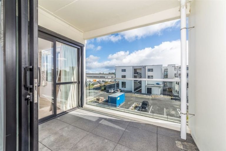 Photo of property in Apollo Apartments, 201/46 Rosedale Road, Rosedale, Auckland, 0632