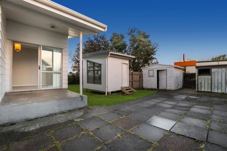 Photo of property in 2 Sunlands Drive, Manurewa, Auckland, 2102