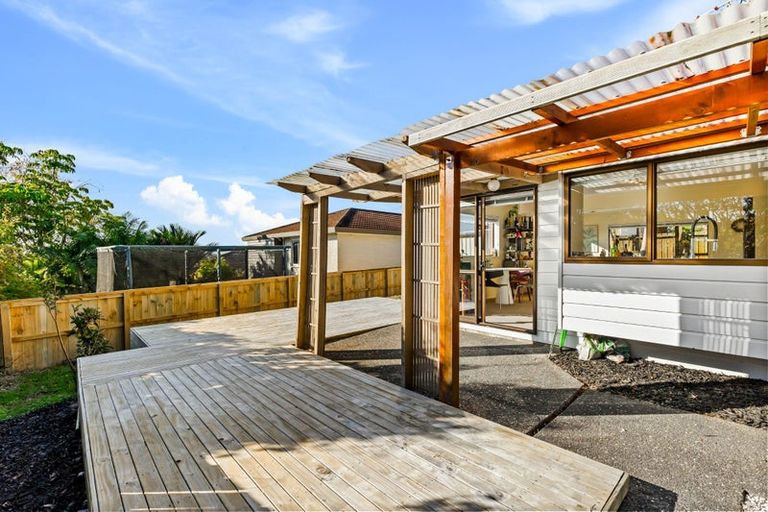 Photo of property in 2/16 Matisse Drive, West Harbour, Auckland, 0618