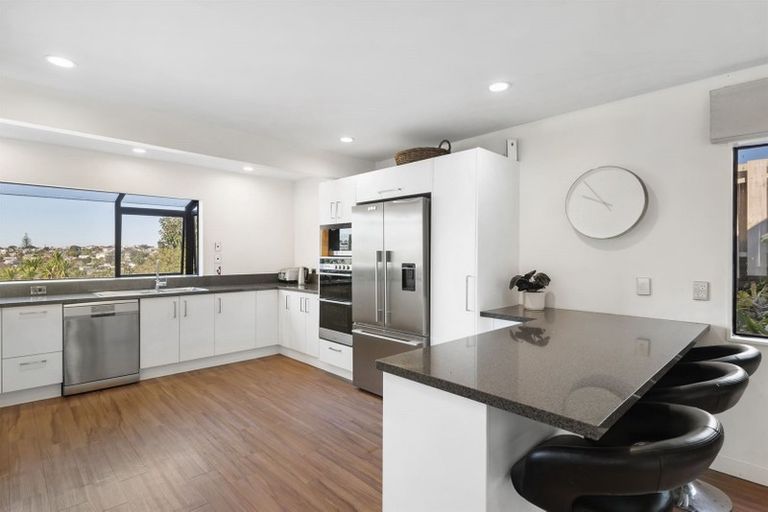 Photo of property in 2/53 Seaton Road, Murrays Bay, Auckland, 0630