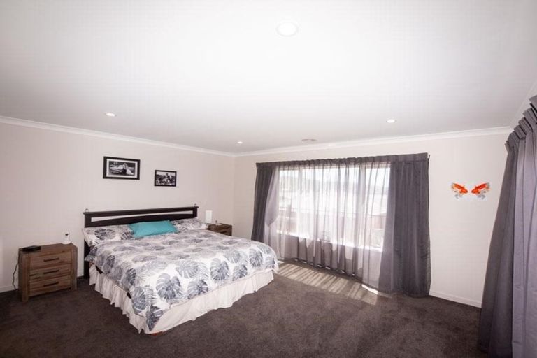Photo of property in 35 Margaret Shields Avenue, Aotea, Porirua, 5024