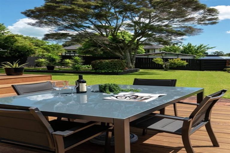 Photo of property in 11 Towra Place, Botany Downs, Auckland, 2010