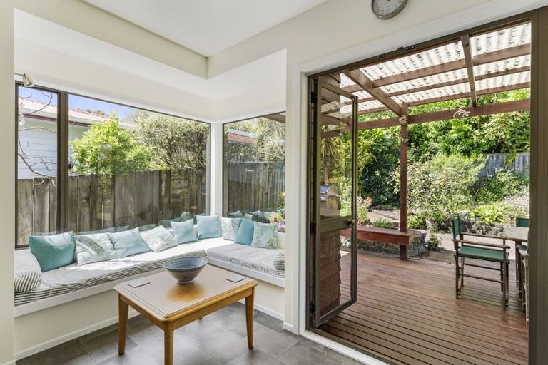 Photo of property in 8 Webb Place, Forrest Hill, Auckland, 0620