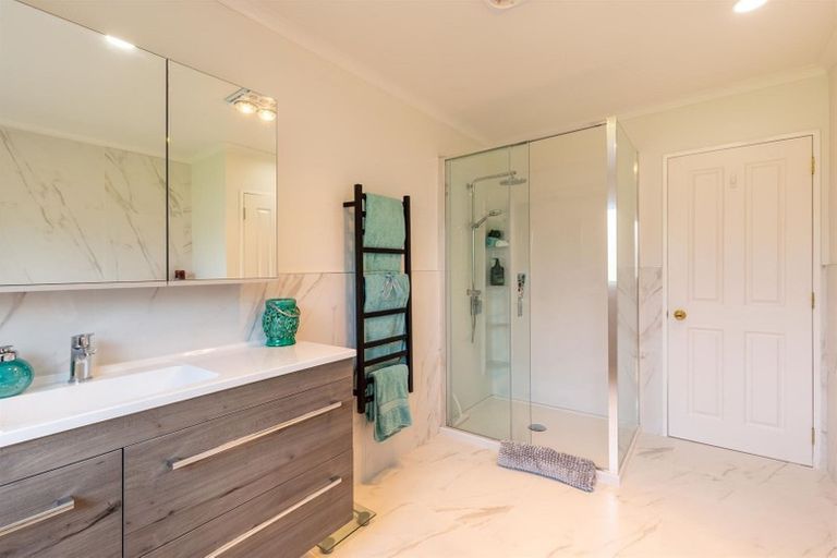 Photo of property in 6 Hogarth Rise, West Harbour, Auckland, 0618