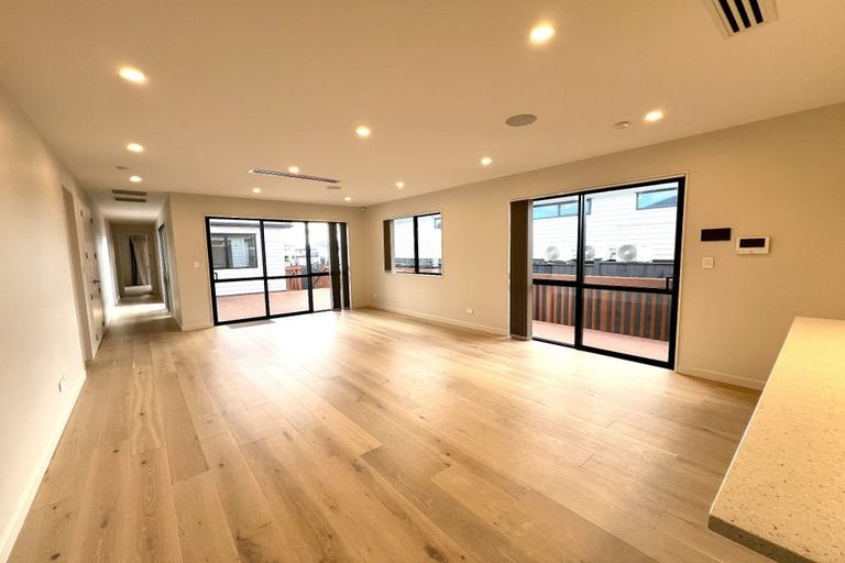 Photo of property in 10 Rossbeg Lane, Flat Bush, Auckland, 2019