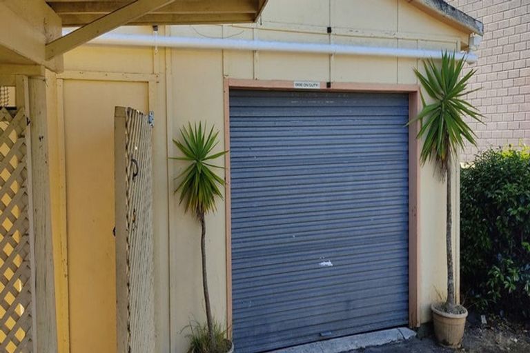 Photo of property in 10 Beaufield Lane, Te Atatu Peninsula, Auckland, 0610