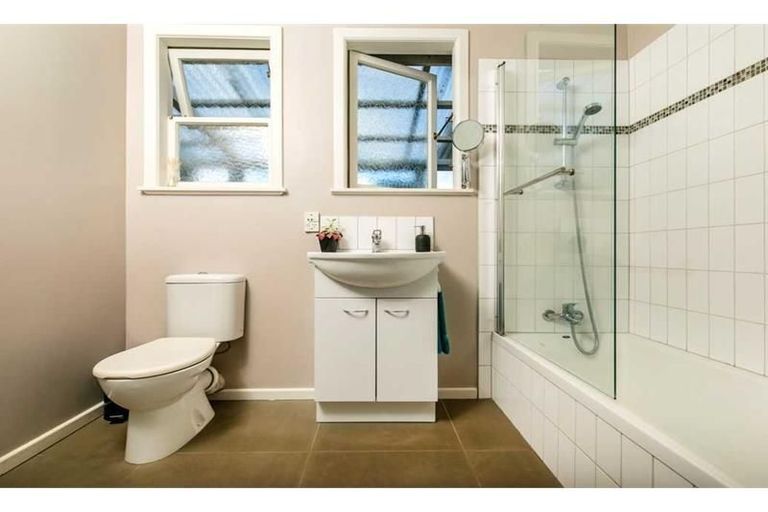 Photo of property in 100 Lincoln Park Avenue, Massey, Auckland, 0614