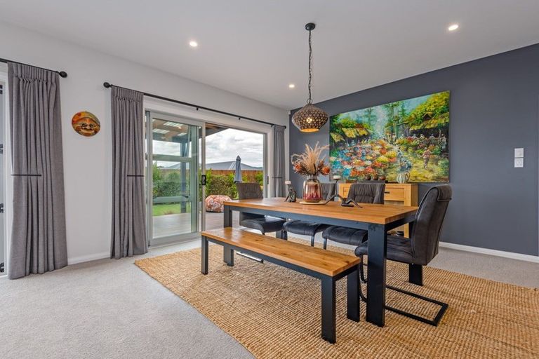 Photo of property in 8 Mediterranean Grove, Fitzherbert, Palmerston North, 4410